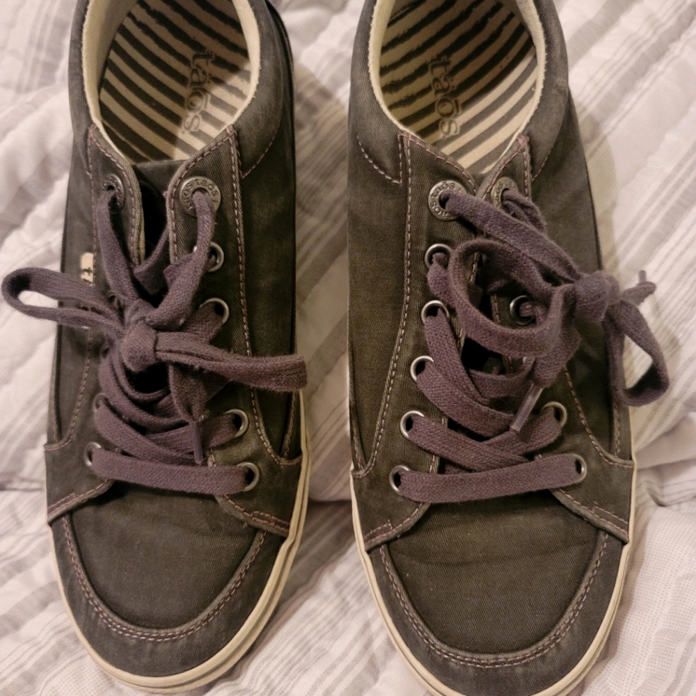 Dark gray Taos, Women's size 8 Moc Star